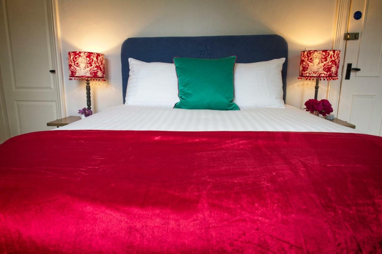 The Old Vicarage Hotel & Restaurant Bridgwater Exterior photo A bed with a red duvet